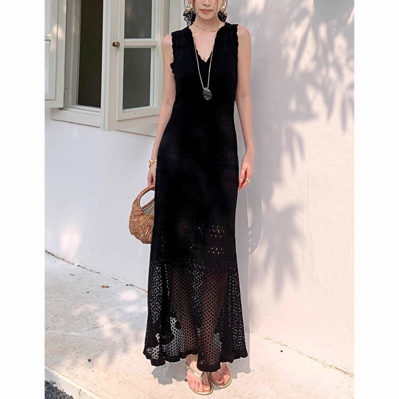 シックな黒ワンピでモダンリゾート風の大人スタイル