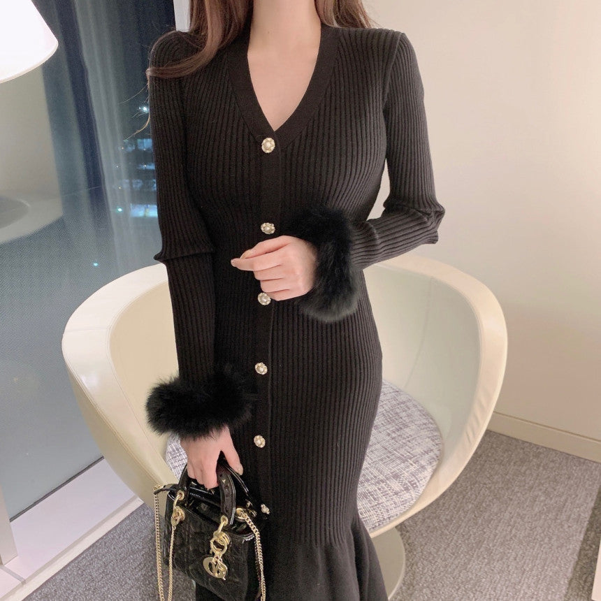 ブラックワンピースの袖口ファー&ボタンデザインアップ