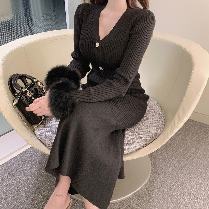 座って足を組むブラックワンピースの女性(大人っぽい雰囲気)