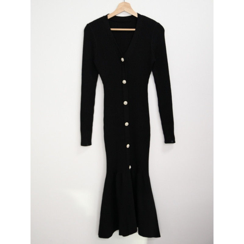 クローゼットに掛けられたブラックワンピース(ディテール)