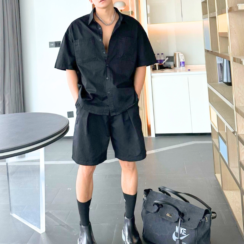 黒のシンプルセットアップで立ち姿ショット