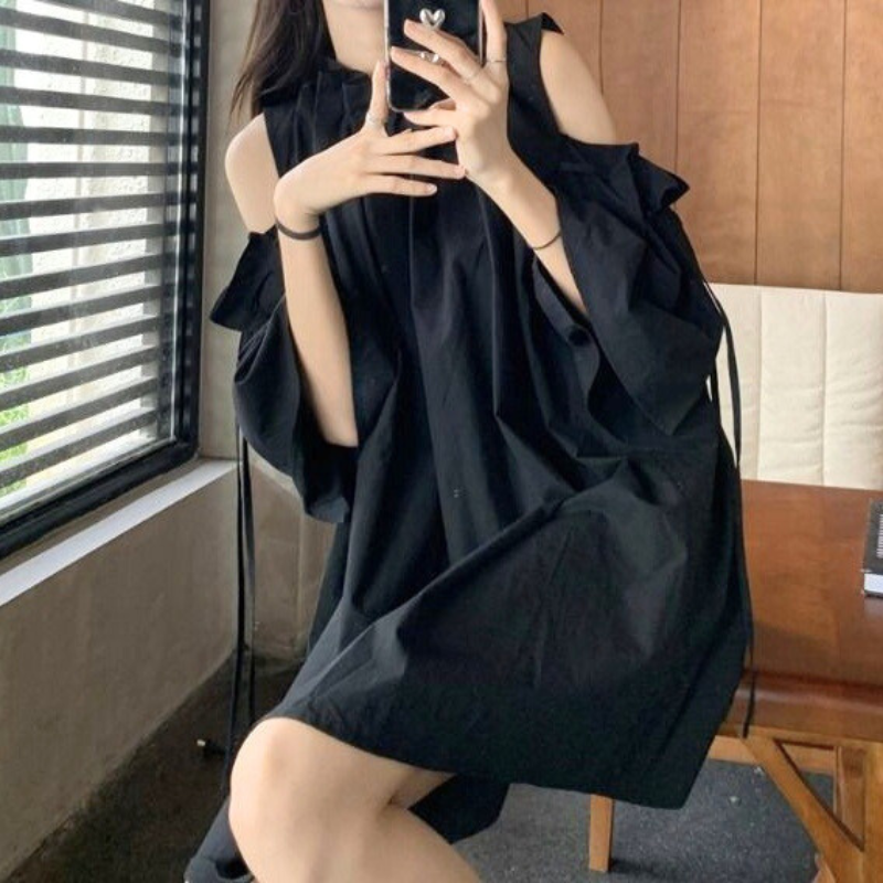 鏡越しにブラックワンピを撮影する女性。抜け感×ナチュラルの好バランス。