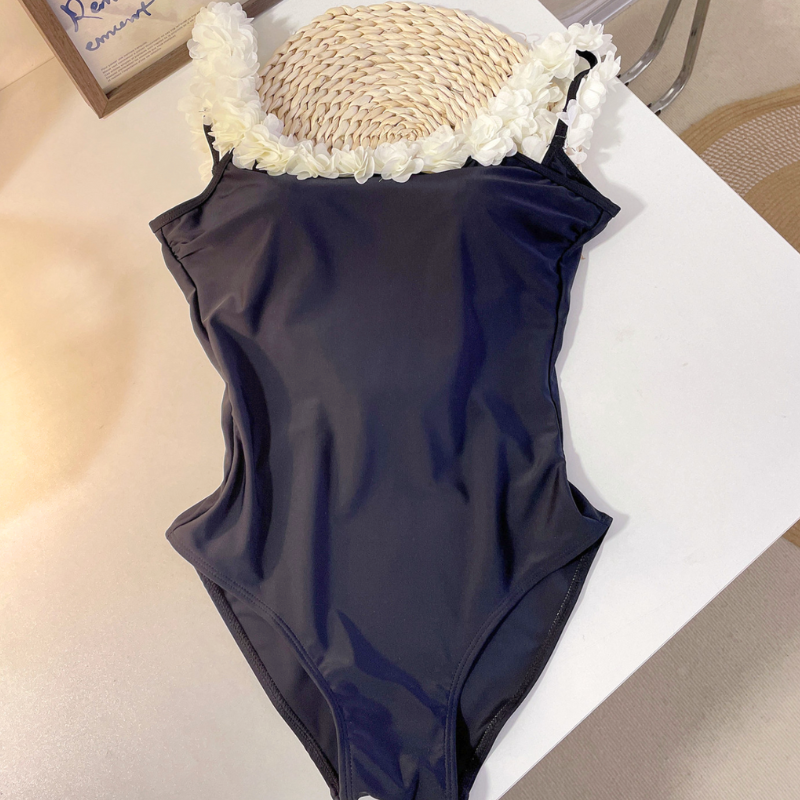 ブラックカラーのモノキニを平置きした全体写真