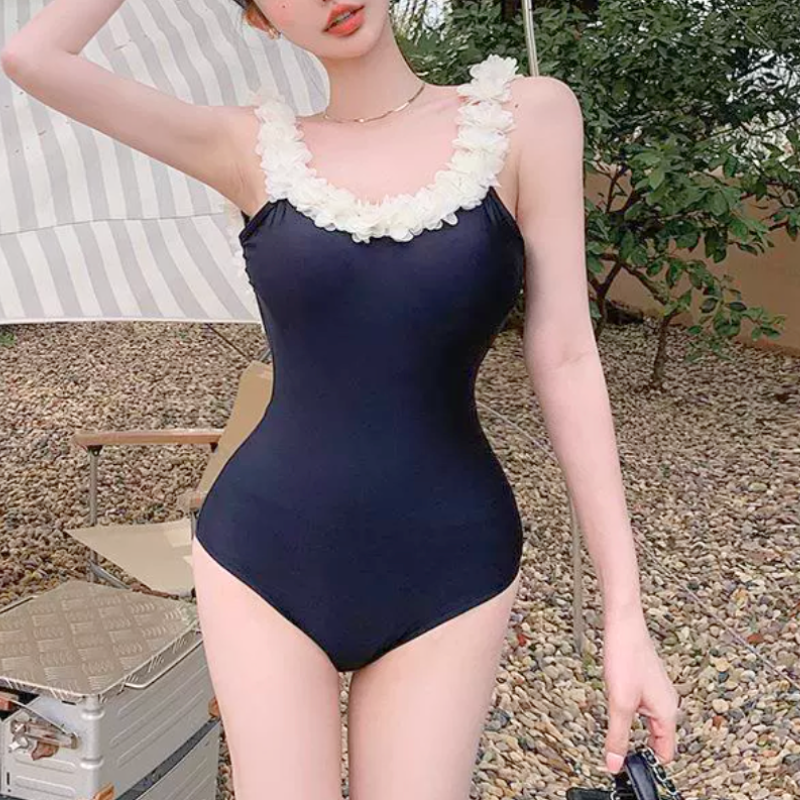 ブラックのワンピース水着はフラワーフリルで上品な華やかさを演出