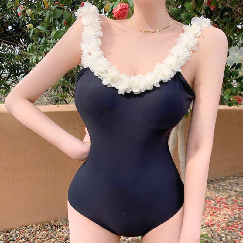 正面からのブラック水着スタイルで色気と清楚を両立