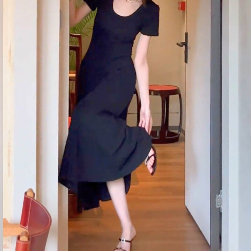 歩くたびにふわっと揺れる裾が魅力。夏のモテ服としても高評価の黒ワンピース