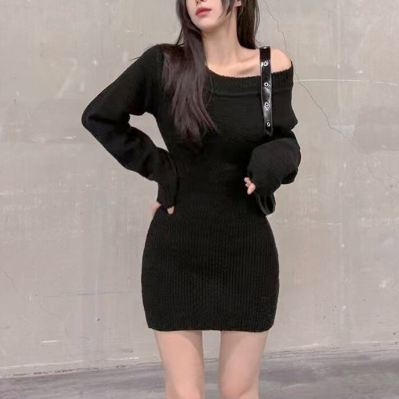 オフショル仕様のブラックミニワンピース。大人の色気を感じさせるデザイン。