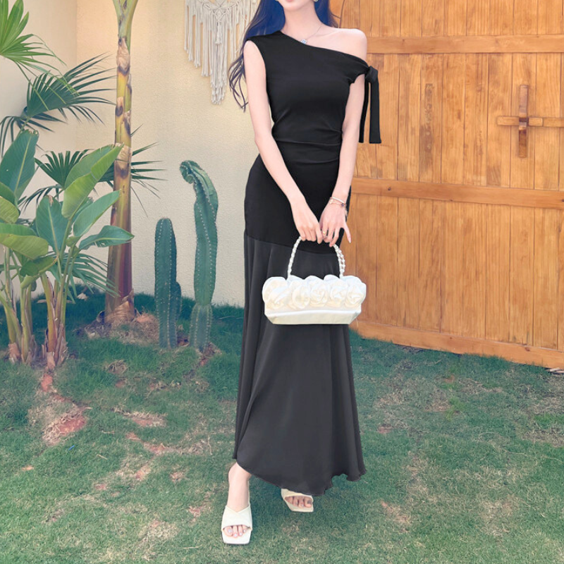 ワンショルダーデザインが印象的な黒のタイトワンピース