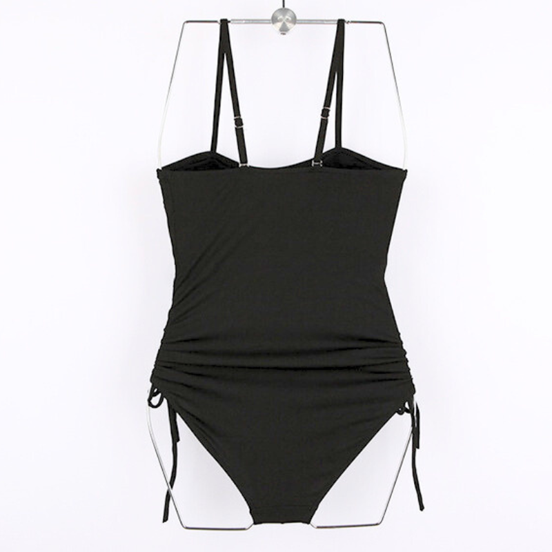 スクエアネック黒ワンピースビキニの背面ディテール