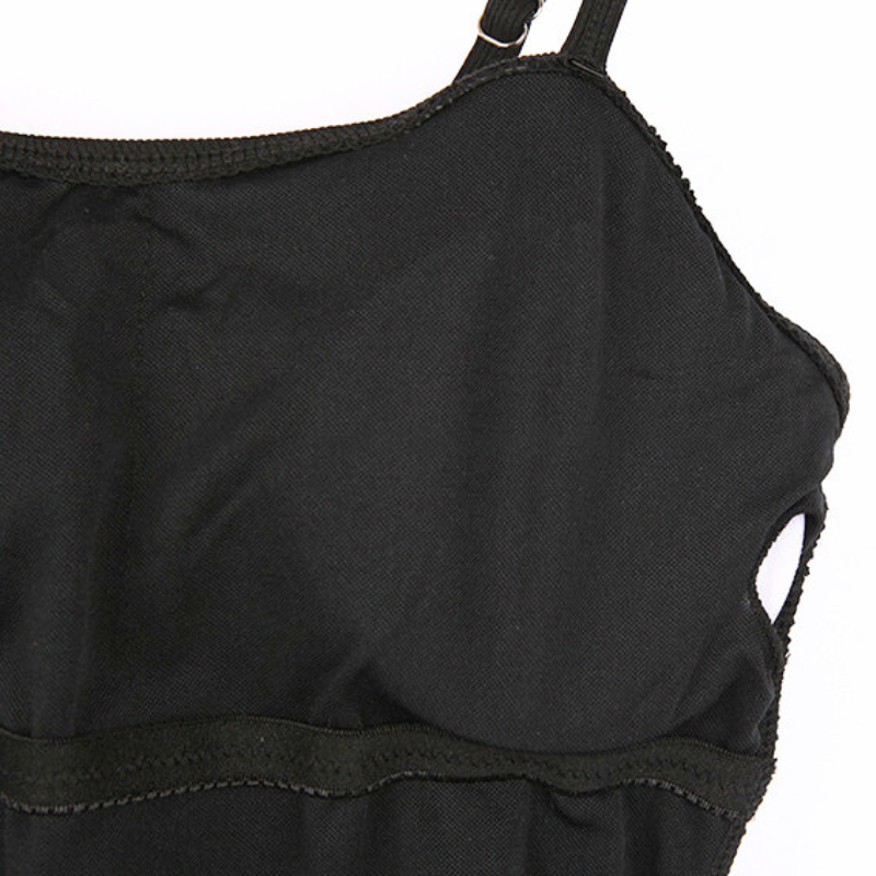 スクエアネック黒ワンピースビキニの胸パッドディテール