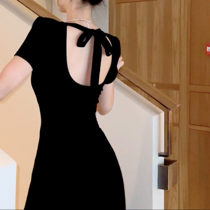 男ウケ抜群の背中あきデザインが特徴の黒フレアワンピース。華奢見え効果も◎