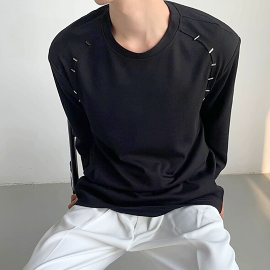 黒の厚手プルオーバーを座って着用したコーデ