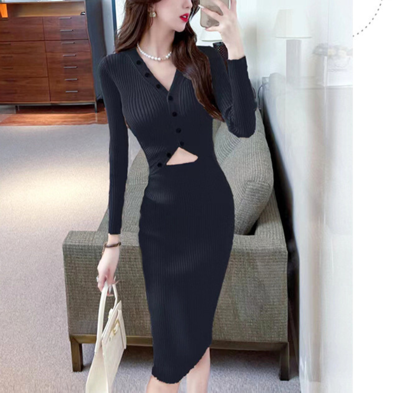 ブラックのリブニットワンピースを着た女性