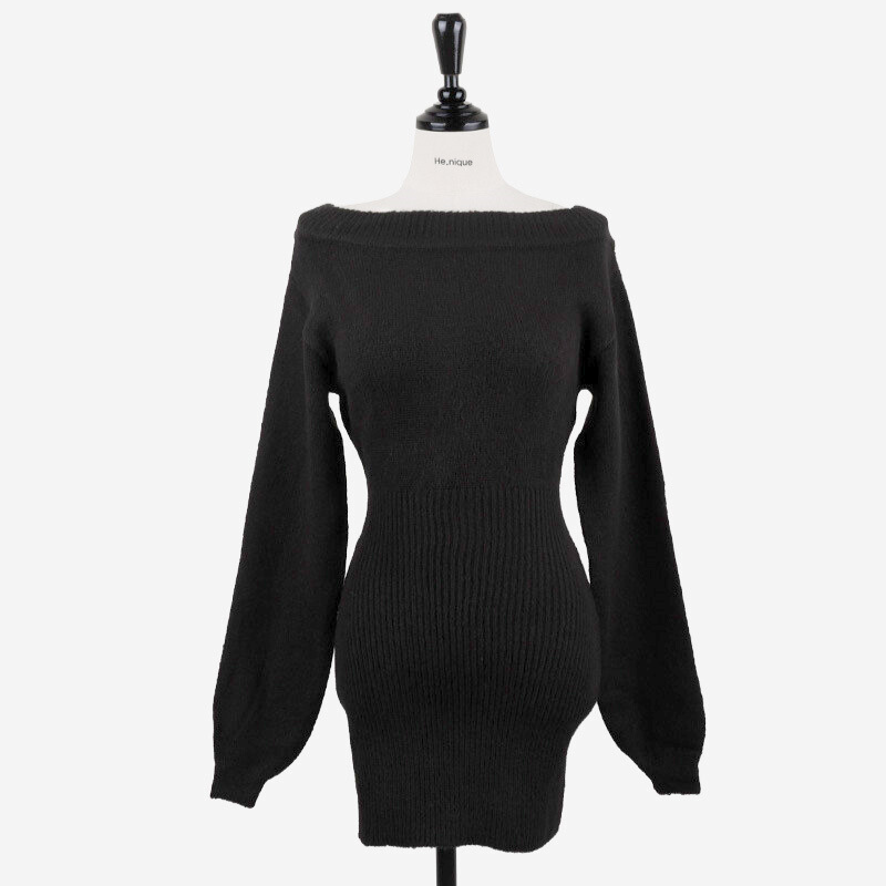 マネキン着用のブラックニットワンピ。フィット感やリブ編みが見やすい1枚。