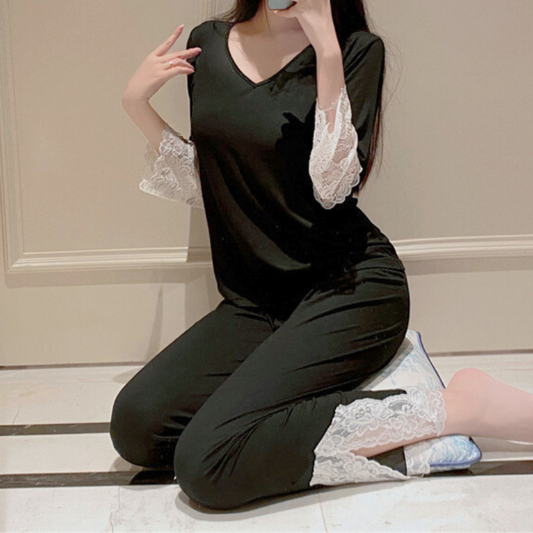 床に座って着用したブラックルームウェア レース袖が華やか 大人可愛い部屋着