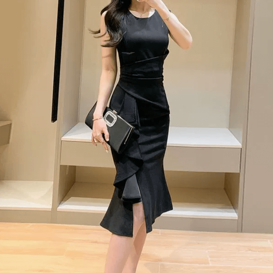 ブラックのラッフルドレスを着た女性(正面)