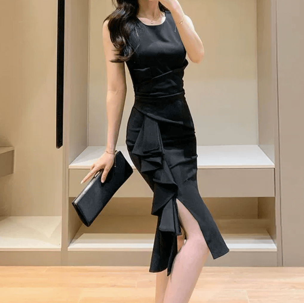 ブラックのラッフルドレスを着た女性(サイド)