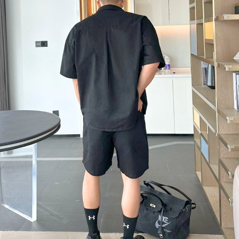 黒の半袖シャツセットアップのバックスタイル