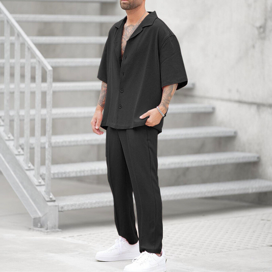 ブラックカラーのセットアップでモードな印象の30代男性コーデ