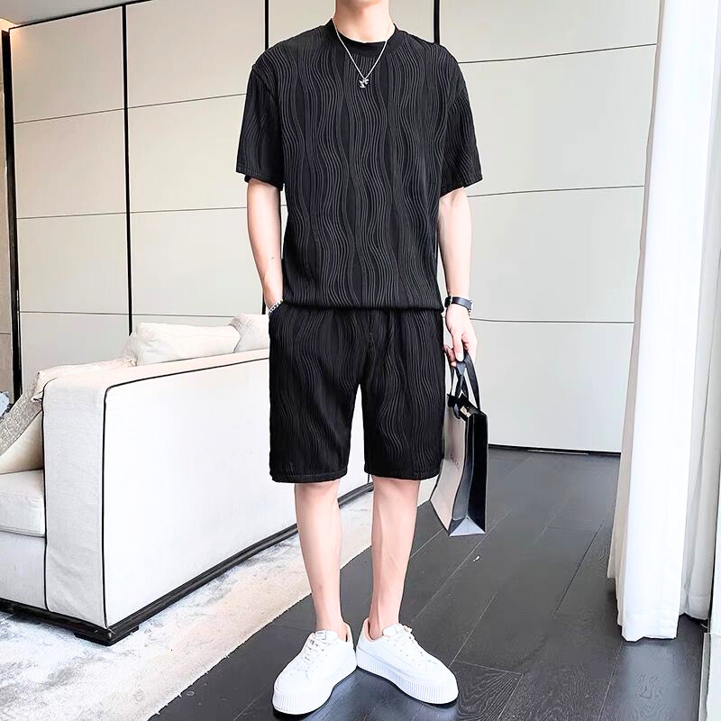 白スニーカーと好相性な黒プリーツスタイル
