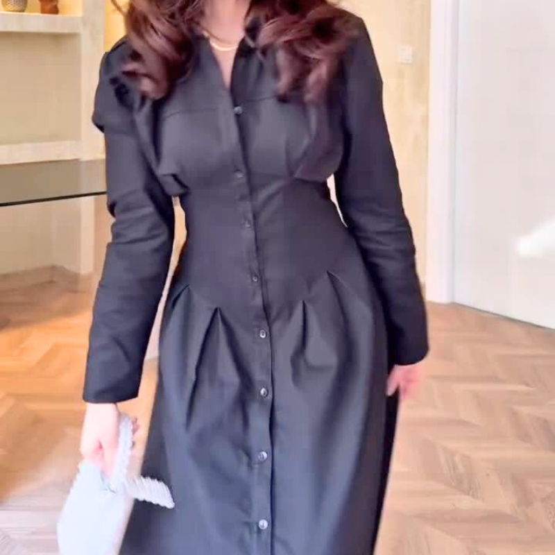 ボタンディテールが魅力の黒シャツワンピース|メリハリある女っぽコーデ