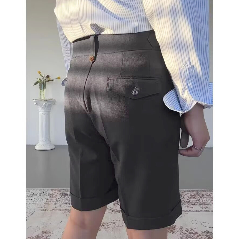 バックポケット付きブラックパンツの縫製