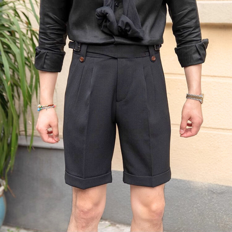 黒シャツと黒ショートパンツのセットアップ風コーデ