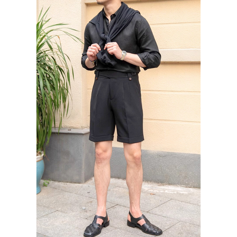 黒シャツを着た男性の全身ブラックスタイル