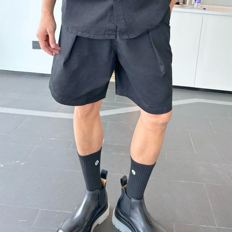 黒ハーフパンツのサイドとブーツを合わせた足元コーデ