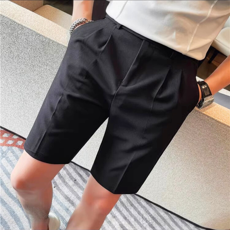 ブラックハーフパンツをやや上から撮影したスタイルアップカット