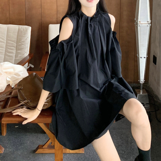 大人っぽいブラックワンピでさりげない肩見せを楽しむコーデ。