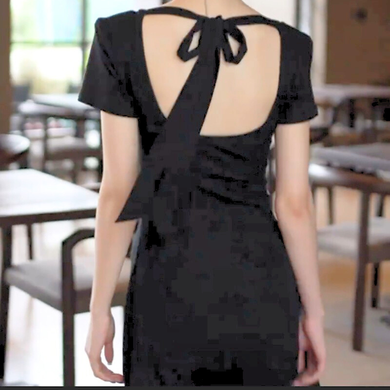 20代〜30代女性のための夏デート服。シンプルながらも華やかさのある黒ワンピース