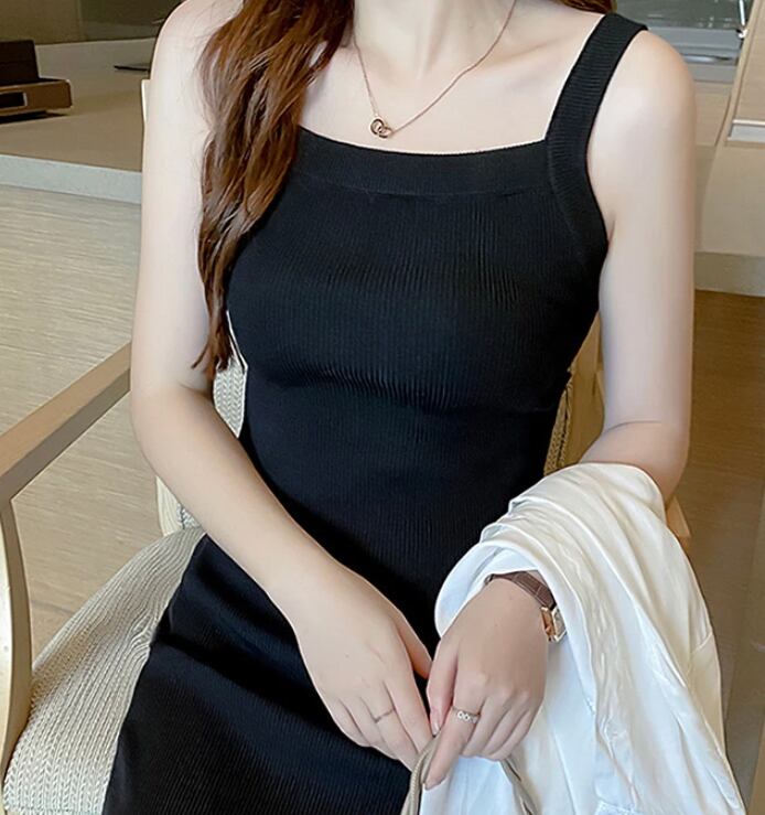 ブラックのスクエアネックタイトニットワンピースを着た女性(座り姿)