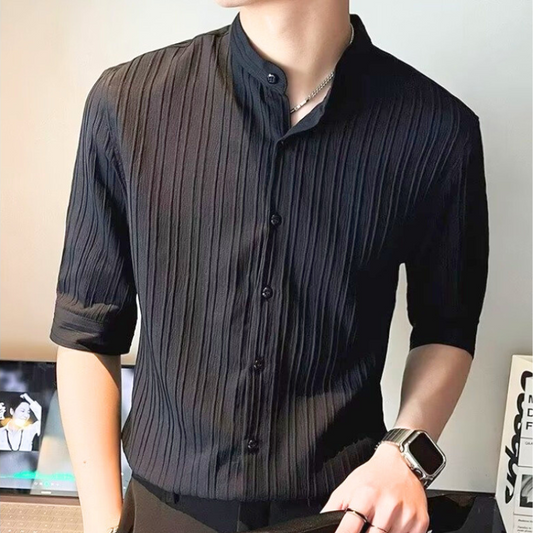 黒のストライプバンドカラー七分袖シャツを正面から着用した男性