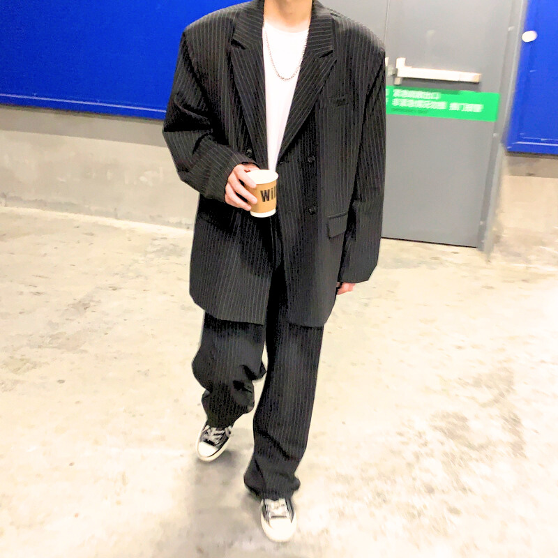ブラック系ストライプセットアップ+カフェシーン