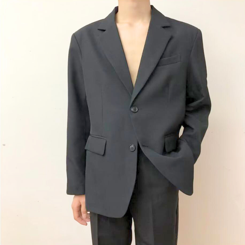 上品な佇まいが際立つ黒スーツの上半身アップ写真