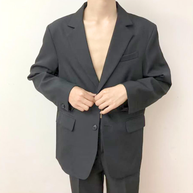 ジャケットの開き具合とインナーなしのラフなスタイリング