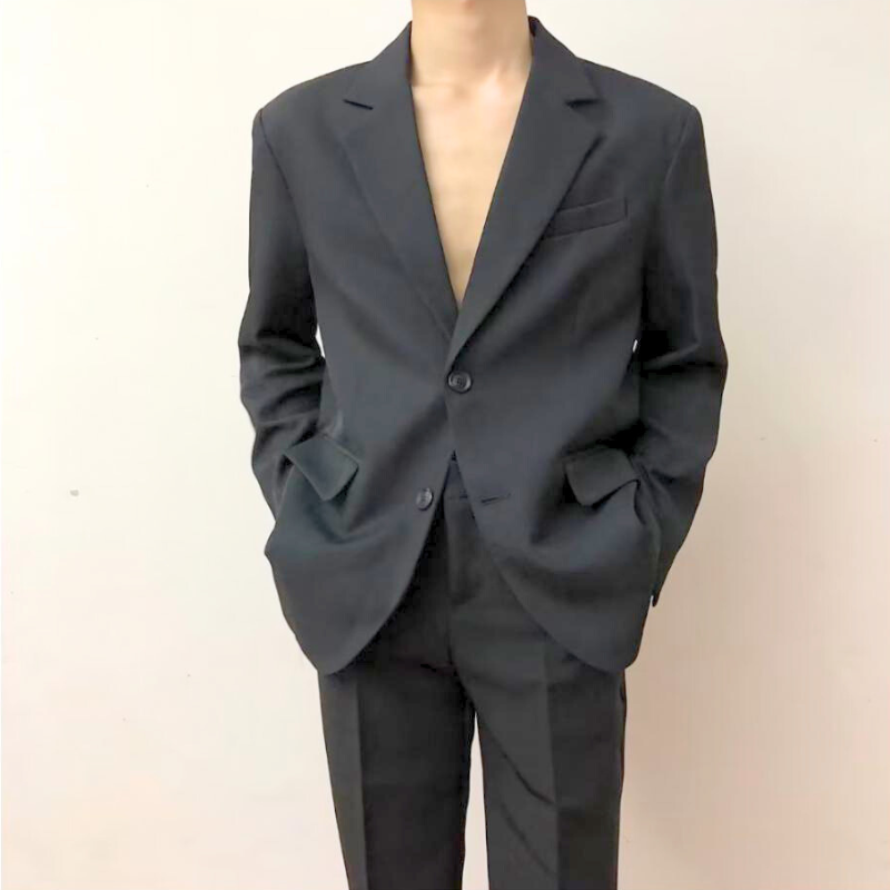 左右ポケットに手を入れた自然なポージング