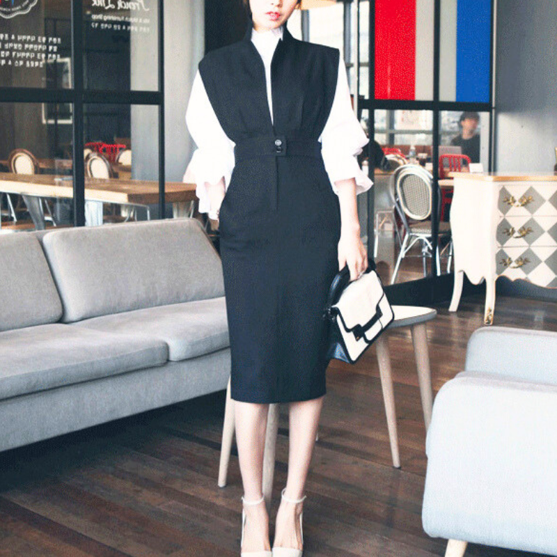 ブラックのジャンパーワンピとフリル袖ブラウスを合わせた全身コーデ