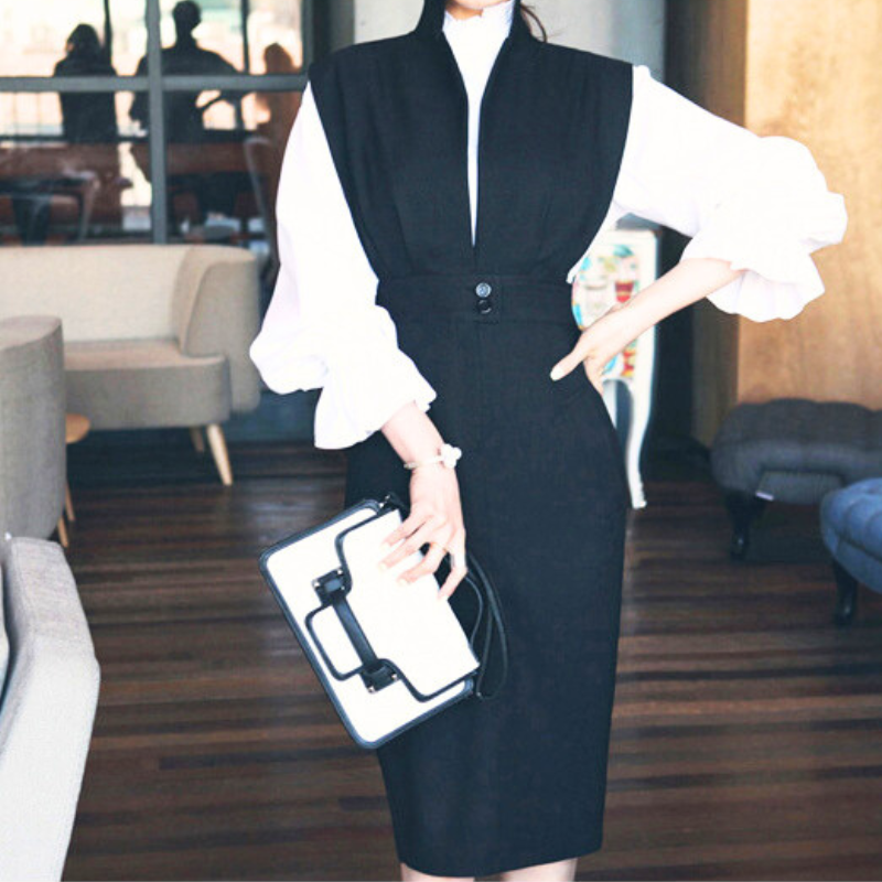 ブラックのタイトジャンパーワンピースと白ブラウスを着た女性のスタイリッシュコーデ