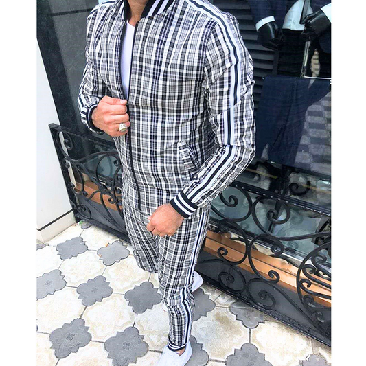 白黒チェック柄ジャージセットアップを着た男性