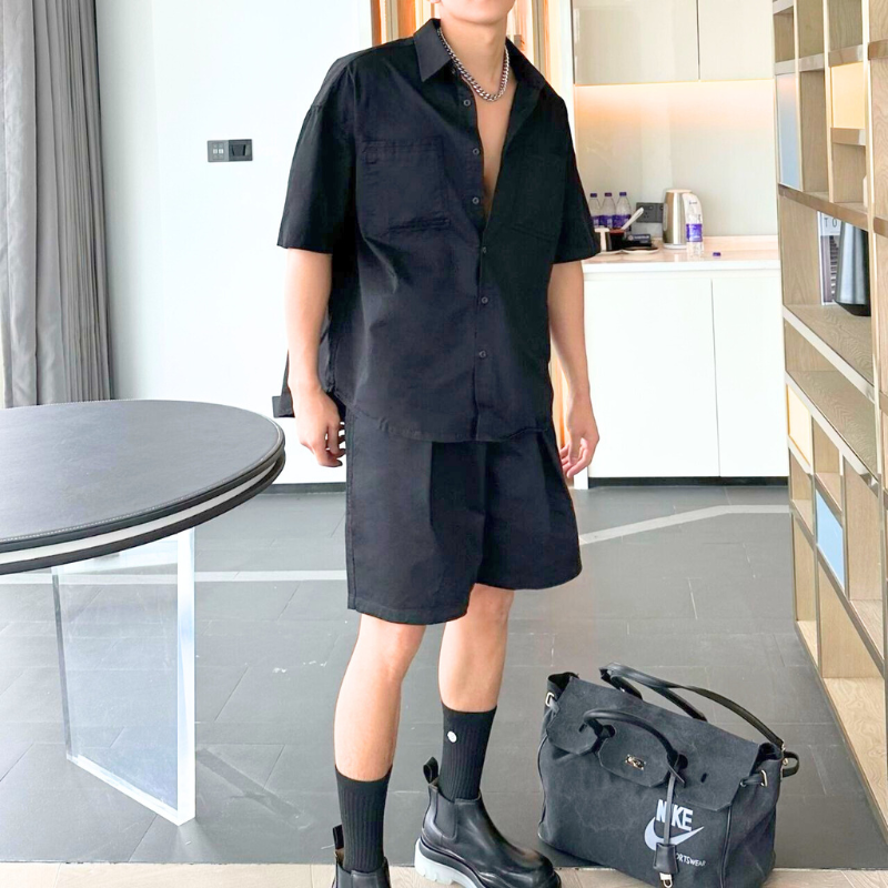 黒セットアップを着用した大人カジュアルな全身ショット