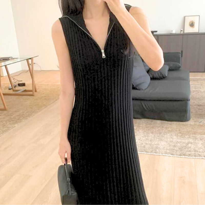 ジップ付きリブニットフレアワンピース ブラック 胸元ジップアップ着こなし