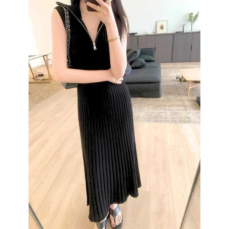 ジップ付きリブニットフレアワンピース ブラック ジップ開き着こなし