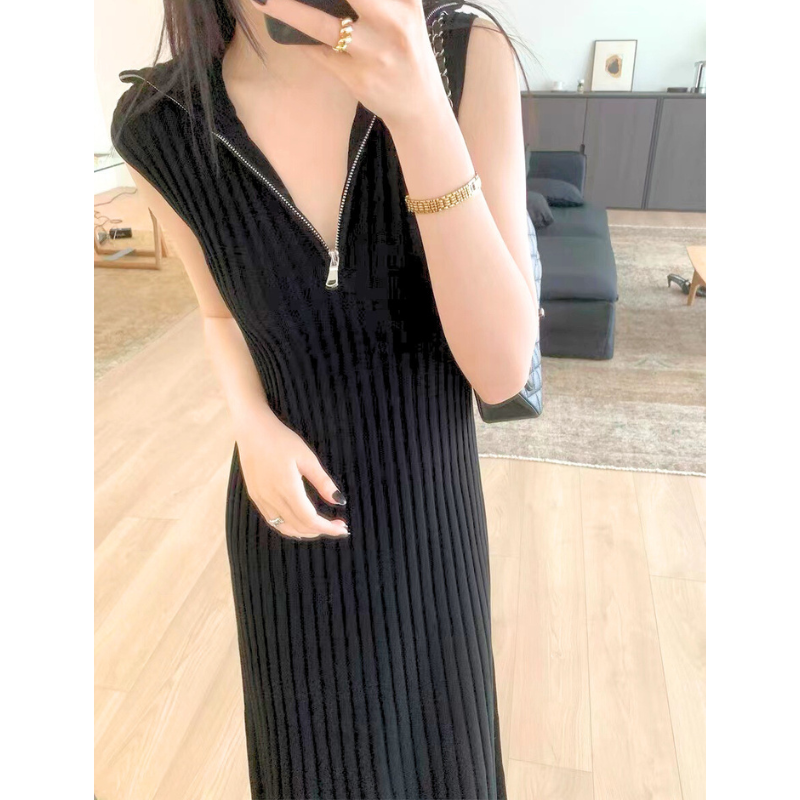ジップ付きリブニットフレアワンピース ブラック 胸元開けたカジュアル