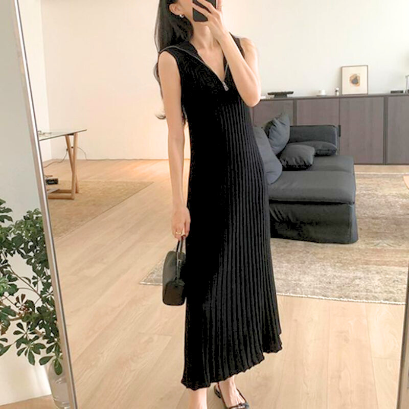 ジップ付きリブニットフレアワンピース ブラック 斜めアングルスタイル リラックス感