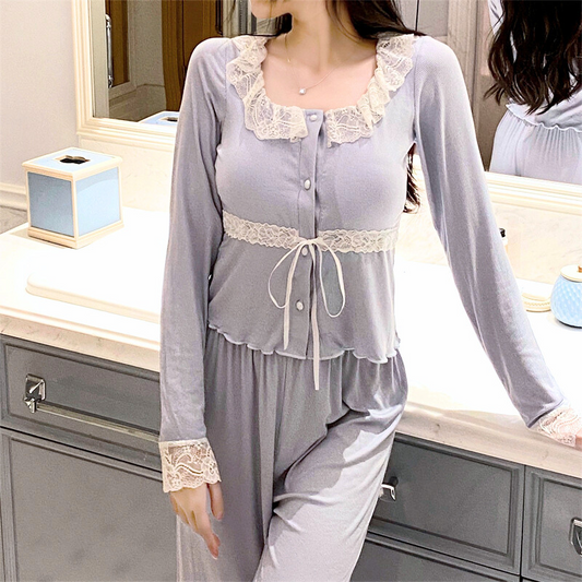 胸パッド付きブルーリブカットソールームウェアを着た女性|レース襟とリボンが可愛い部屋着 男ウケ
