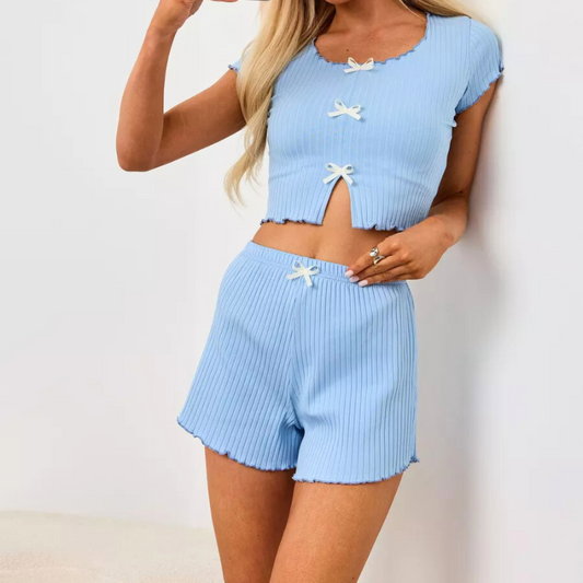 ブルーのリブショート丈トップス×ショートパンツを着た女性|胸元とウエストリボンが可愛い夏のルームウェア