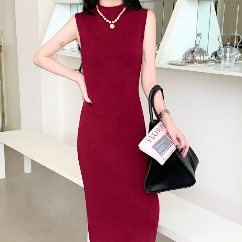 大人女性の色気漂うボルドーのロング丈タイトニットワンピース|上品な夏のデート服