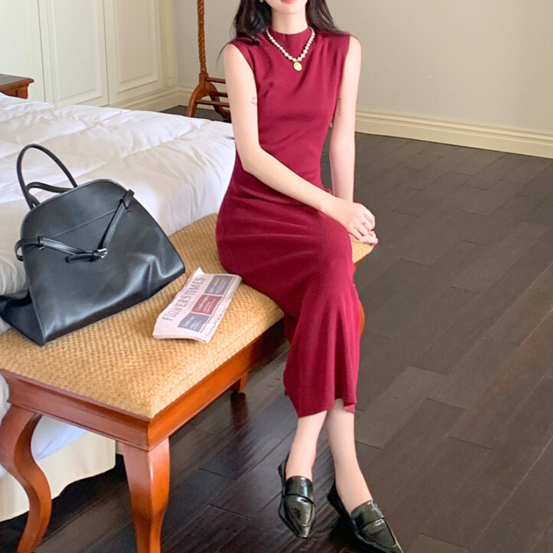 ボルドーのノースリーブタイトニットワンピース ロング丈でスタイルアップ効果抜群|夏の男ウケ服
